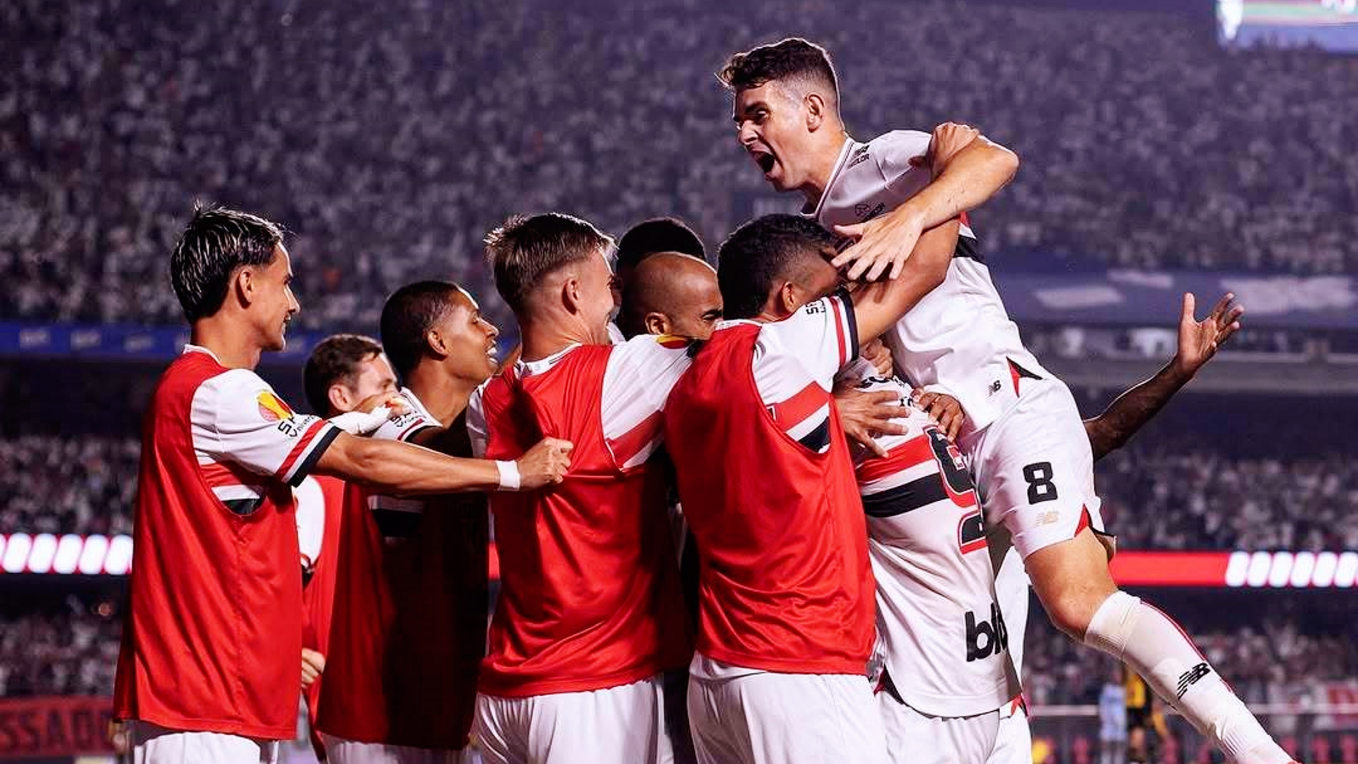 球星们奔赴陌生球场，争夺巨大荣誉