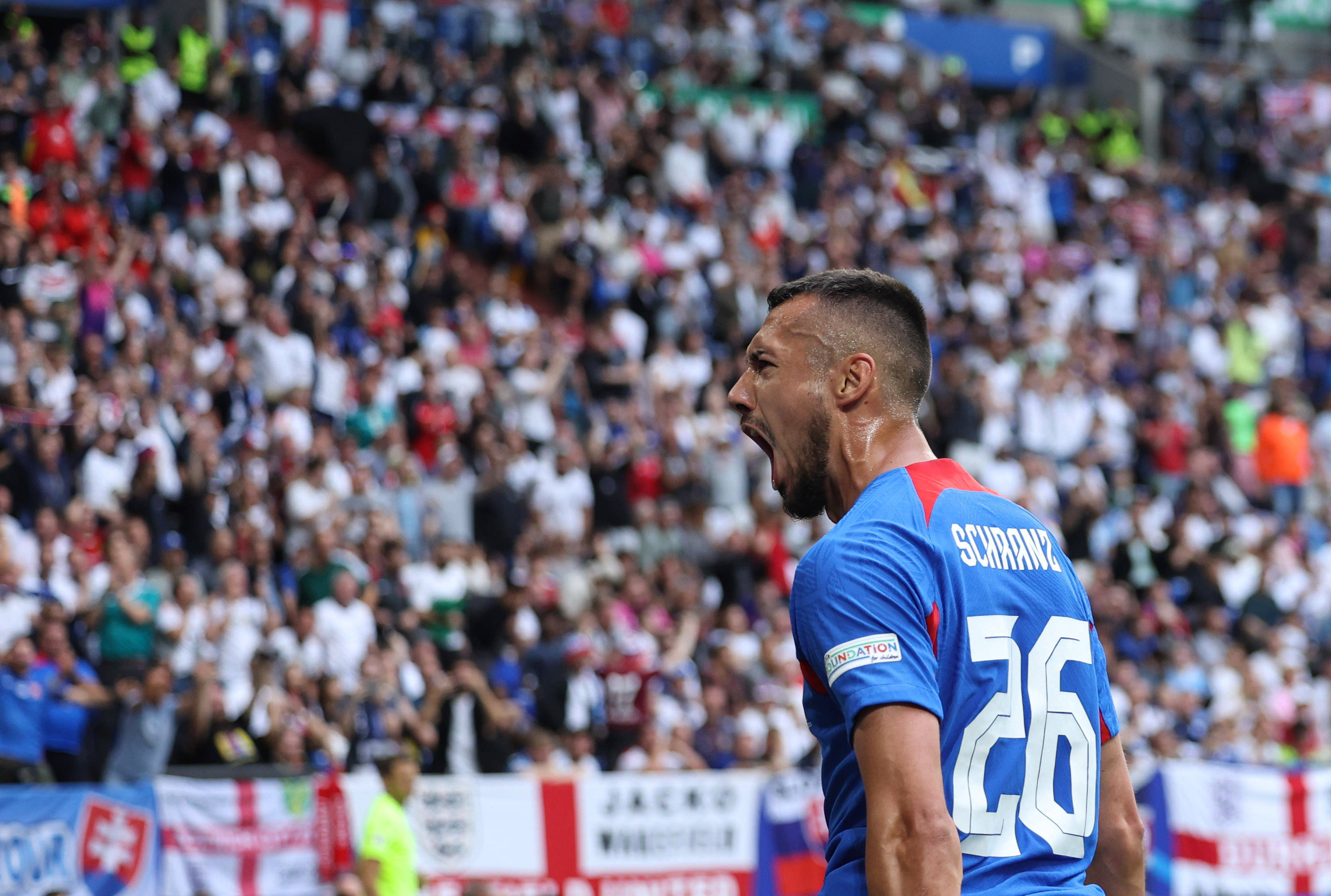 包含欧预赛欧锦赛资格赛场面激烈绵延的词条