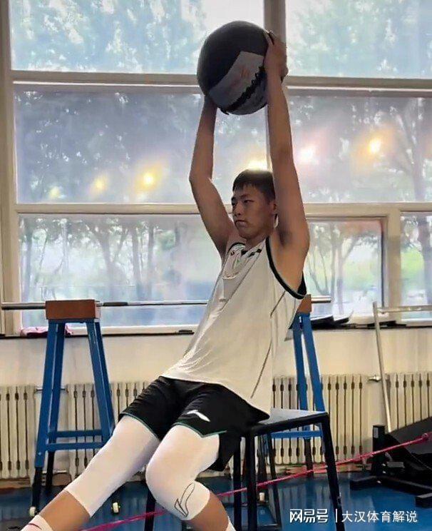 球队主帅点赞新星表现,称赞努力态度 球队主帅点赞新星表现,称赞努力态度