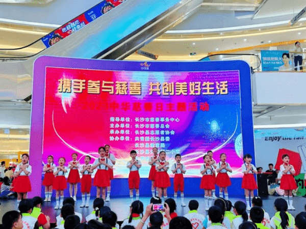 众星齐聚为慈善足球赛献爱心 众星齐聚为慈善足球赛献爱心