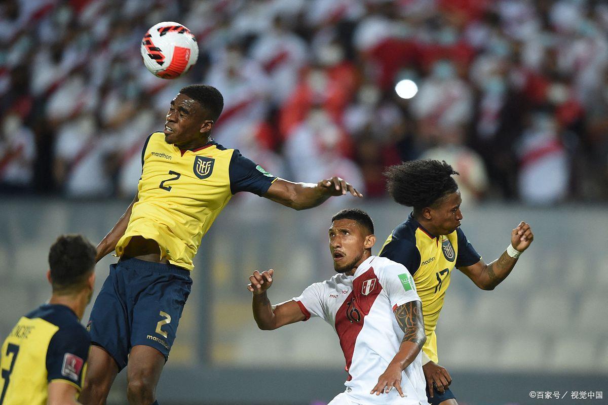 球员突破重重防线,独自攻入对方球门 球员突破重重防线,独自攻入对方球门