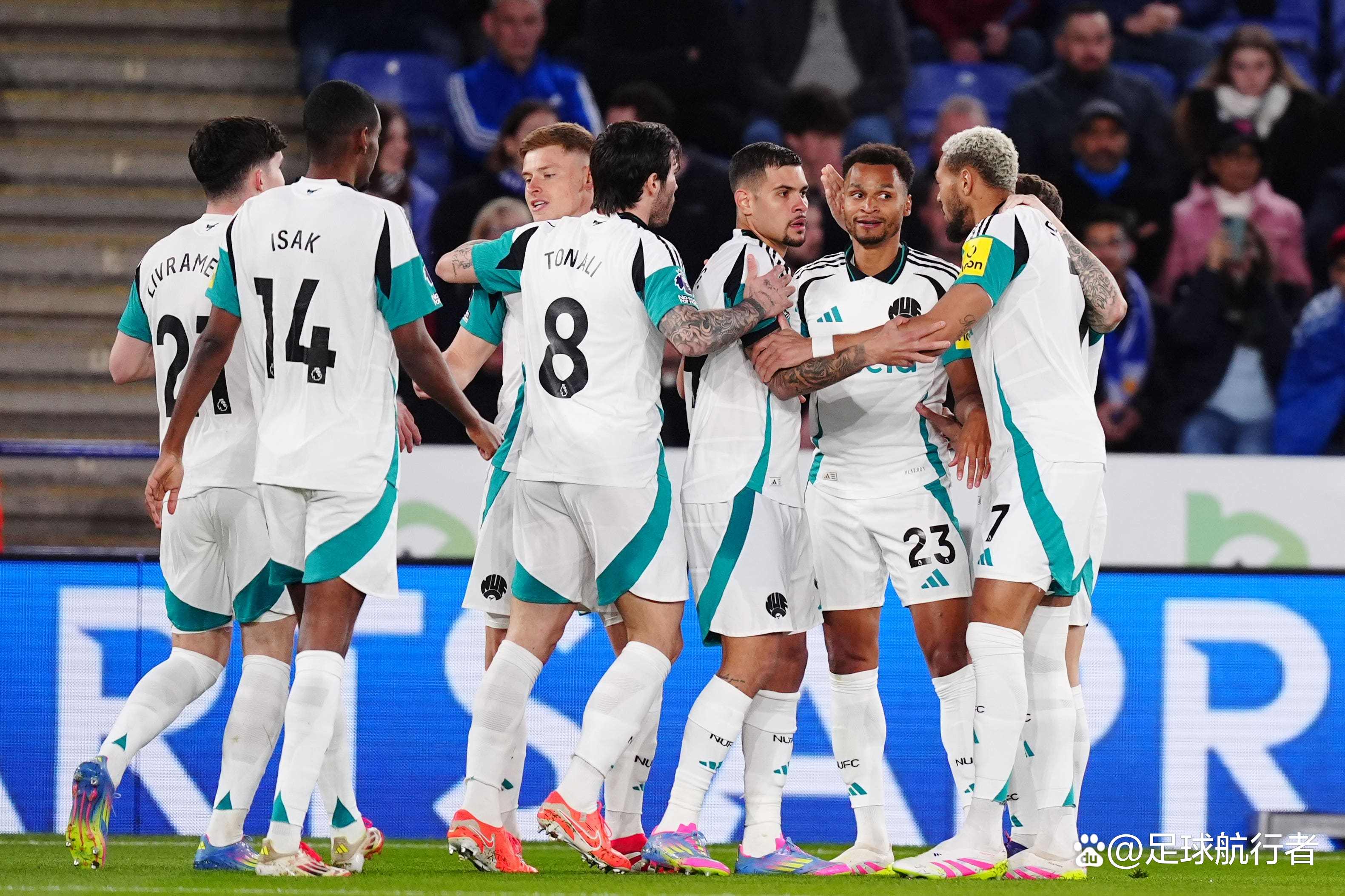 足球联赛争夺白热化，各队势均力敌