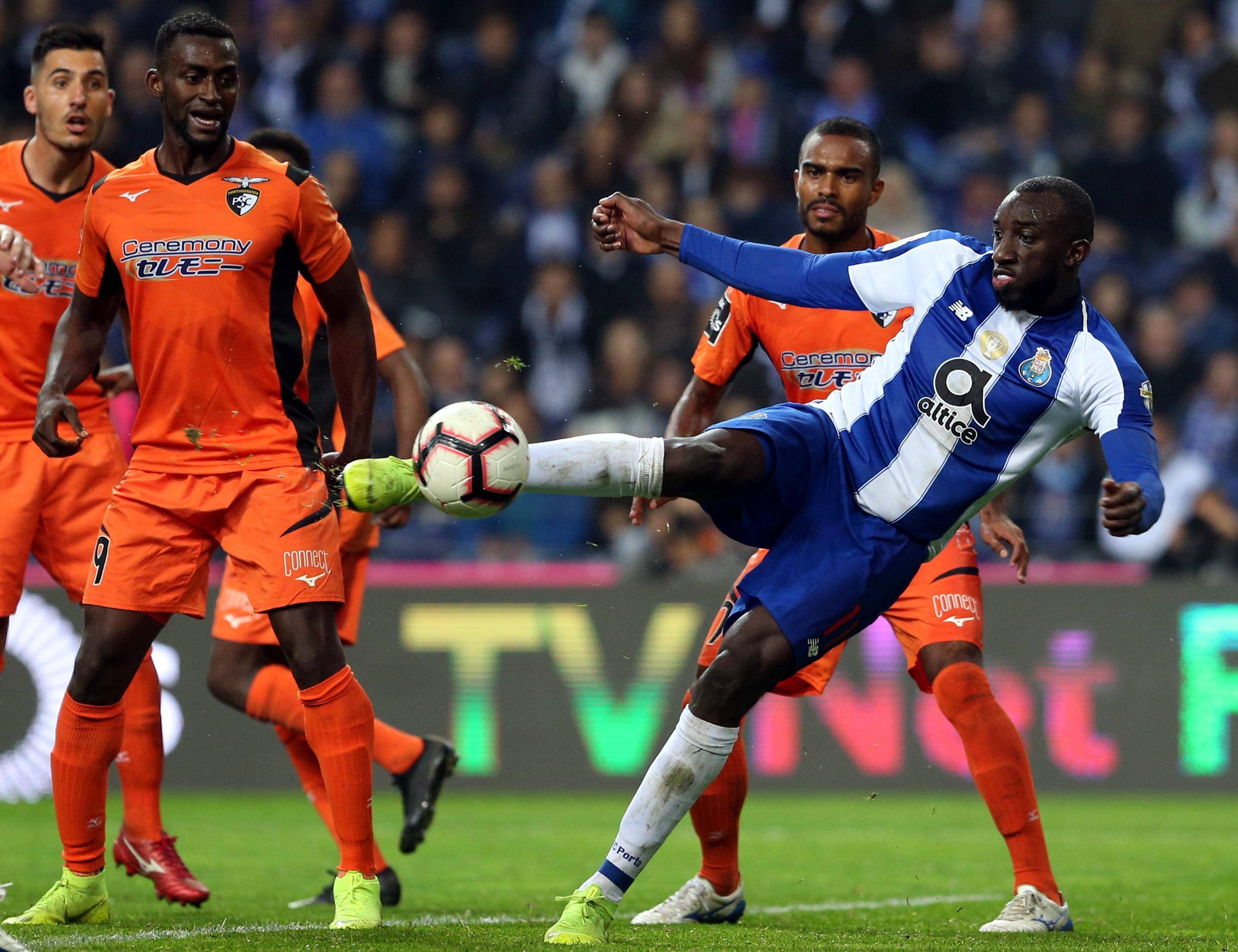 赛事竞争激烈，顶级球队全力以赴