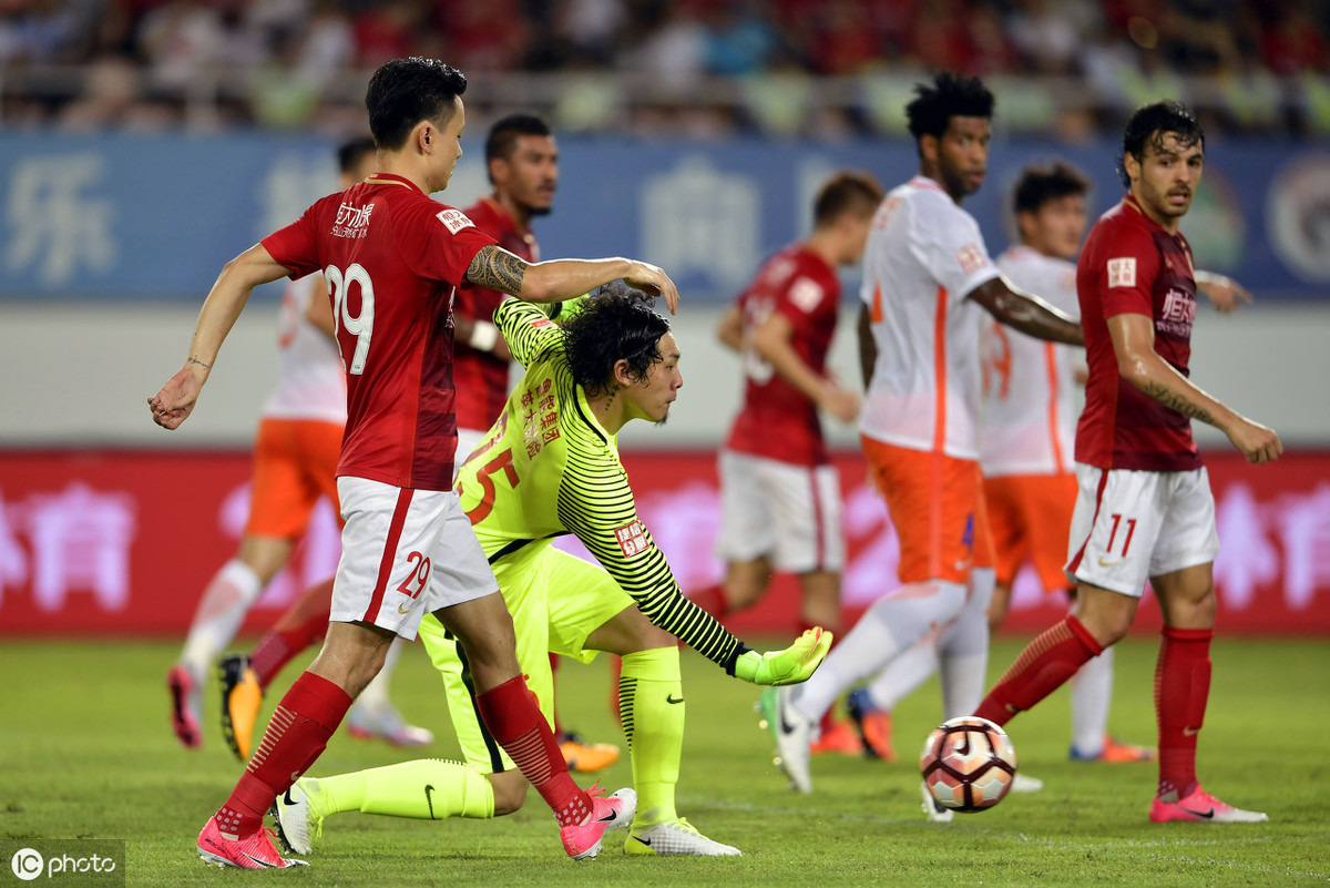 山東鲁能逼平广州恒大，保持榜首位置