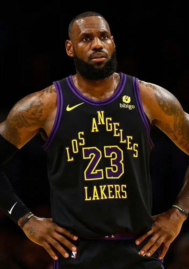 勒布朗詹姆斯在季后赛中场均得分超过30分,表现抢眼的简单介绍 勒布朗詹姆斯在季后赛中场均得分超过30分,表现抢眼的简单介绍