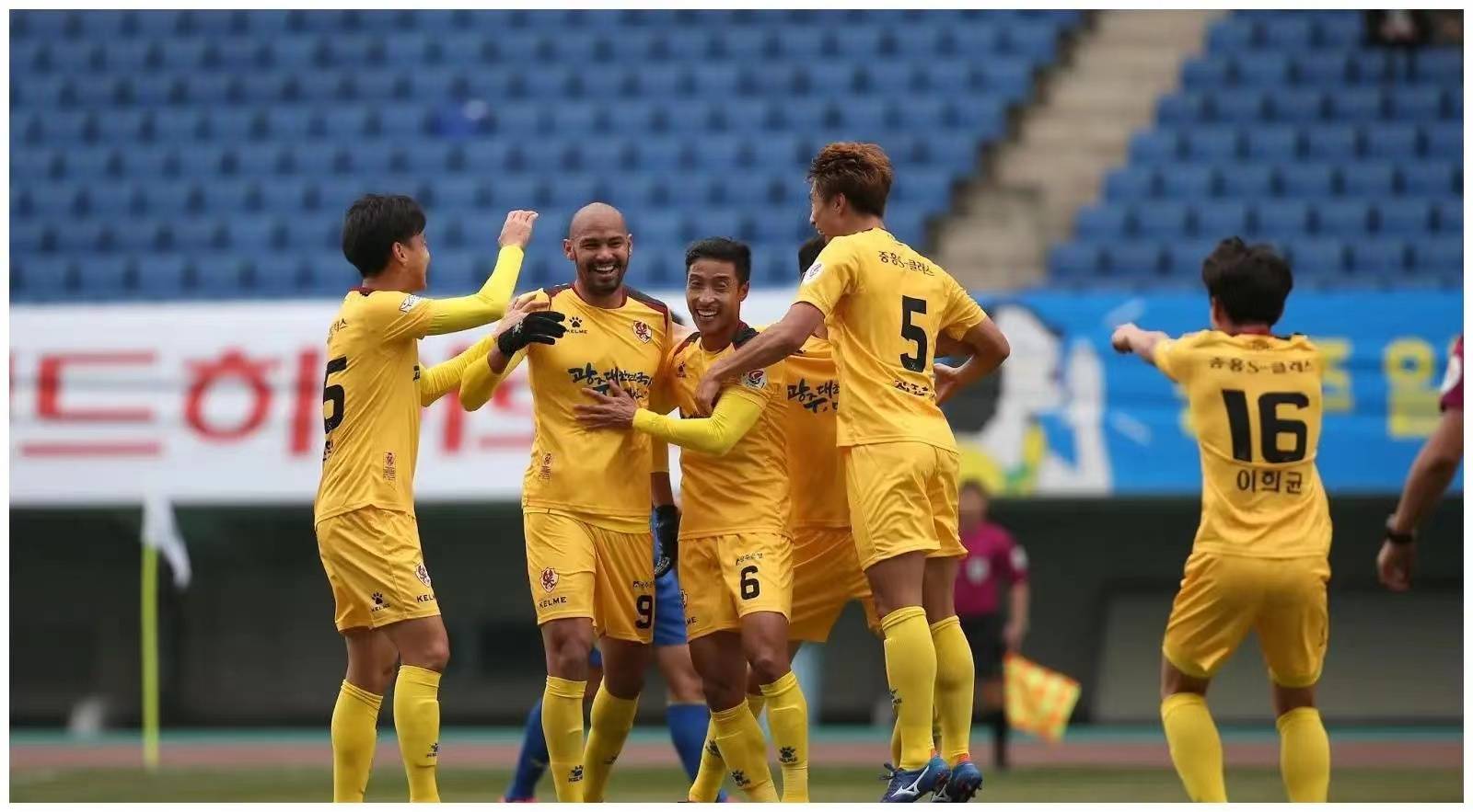 双方球队在比赛中展开了激烈较量