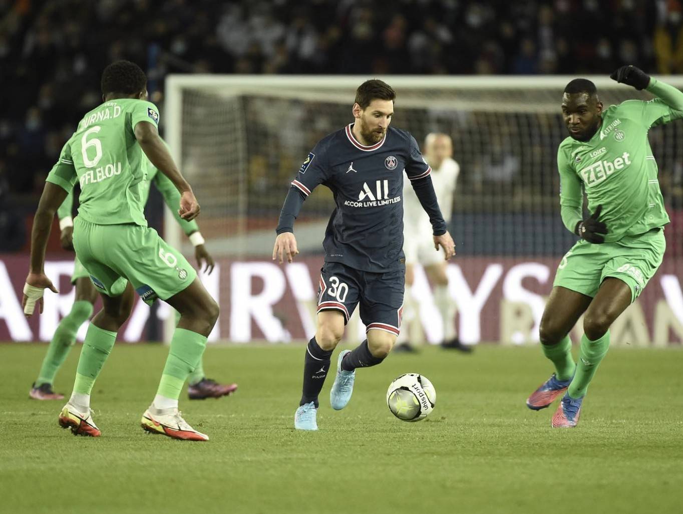 圣埃蒂安主场告捷，法甲保级曙光微现