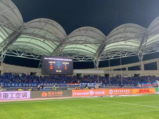 热闹的球场上将见证激烈的对抗和角逐的简单介绍 热闹的球场上将见证激烈的对抗和角逐的简单介绍