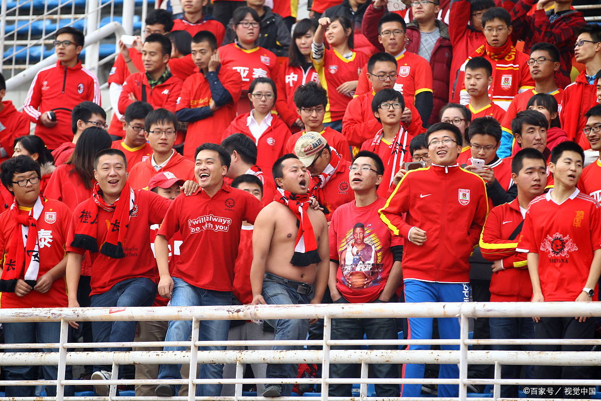 全队团结拼搏,球队获得胜利 全队团结拼搏,球队获得胜利