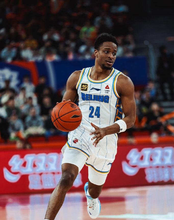 球队签下外援后卫,强化后场铁壁防守 球队签下外援后卫,强化后场铁壁防守