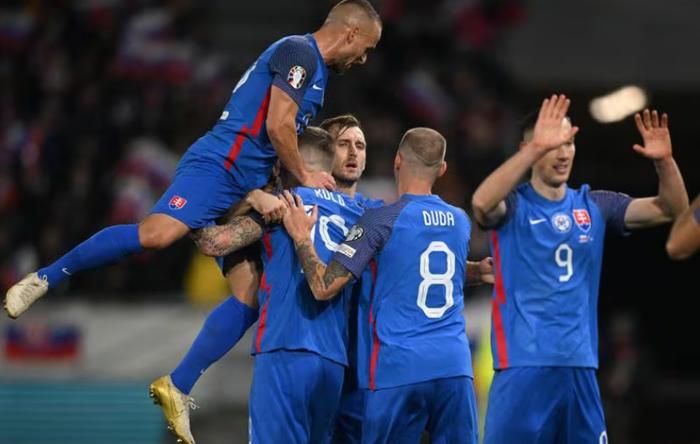 冰岛国家队坚持不懈全力备战 冰岛国家队坚持不懈全力备战