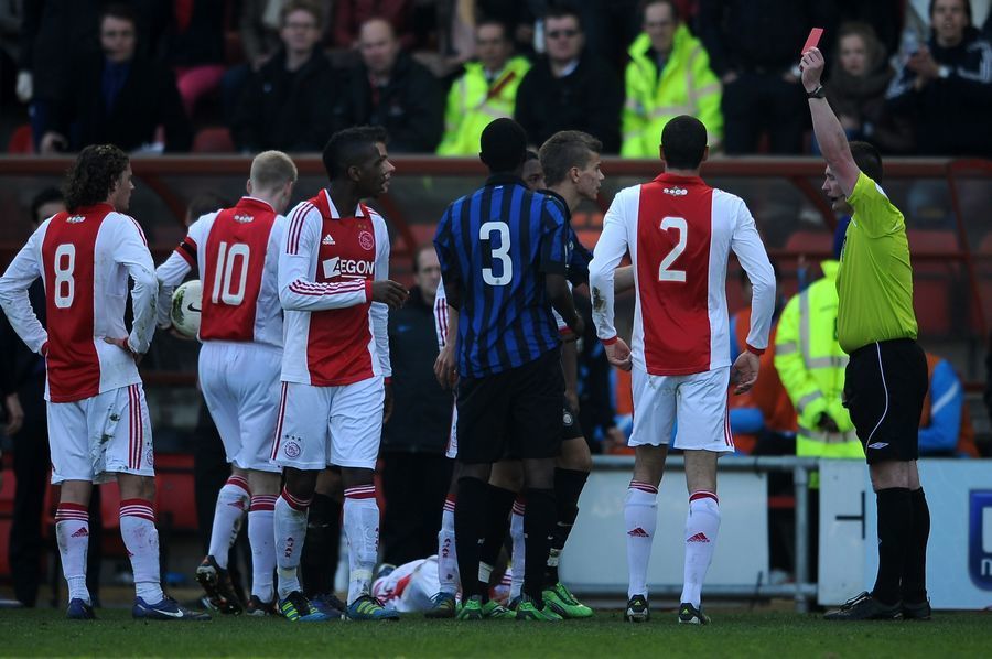 包含汉堡红星客场斩获胜利，延续不败纪录的词条