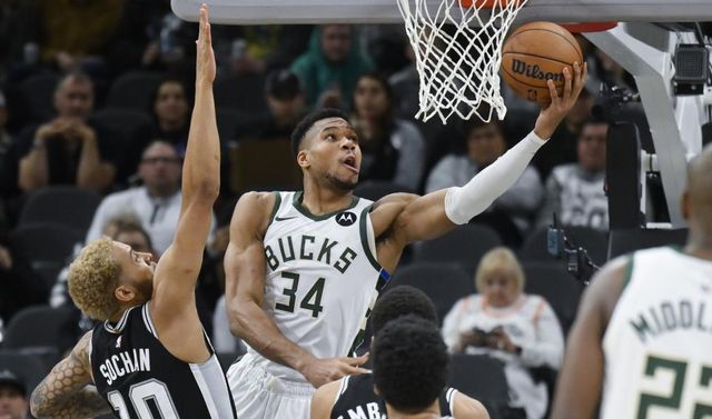 雄鹿不敌马刺,遭遇三连败 雄鹿不敌马刺,遭遇三连败