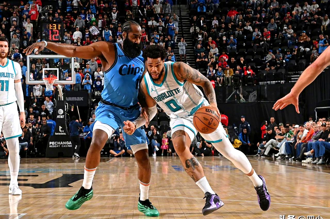 快船主场大胜黄蜂,乔治上演大号三双的简单介绍 快船主场大胜黄蜂,乔治上演大号三双的简单介绍